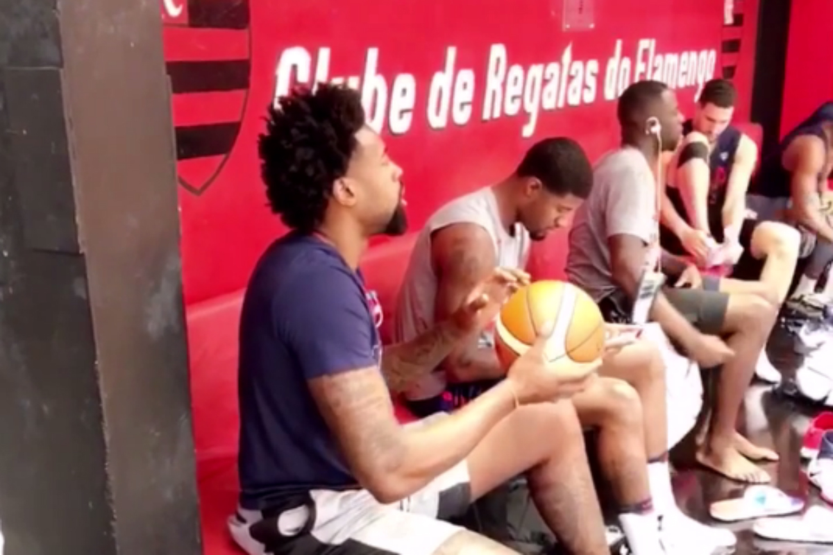 DeAndre Jordan marque assis depuis le banc !