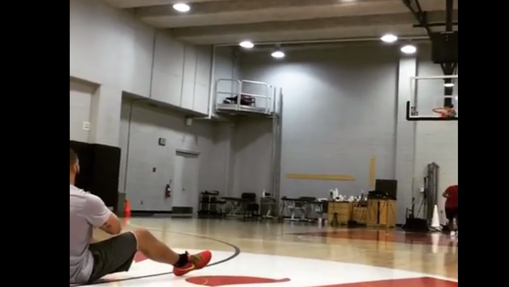 Drake met un panier du milieu du terrain… en étant assis !