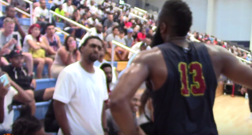 Accusé de flopping, James Harden s’embrouille avec un spectateur !