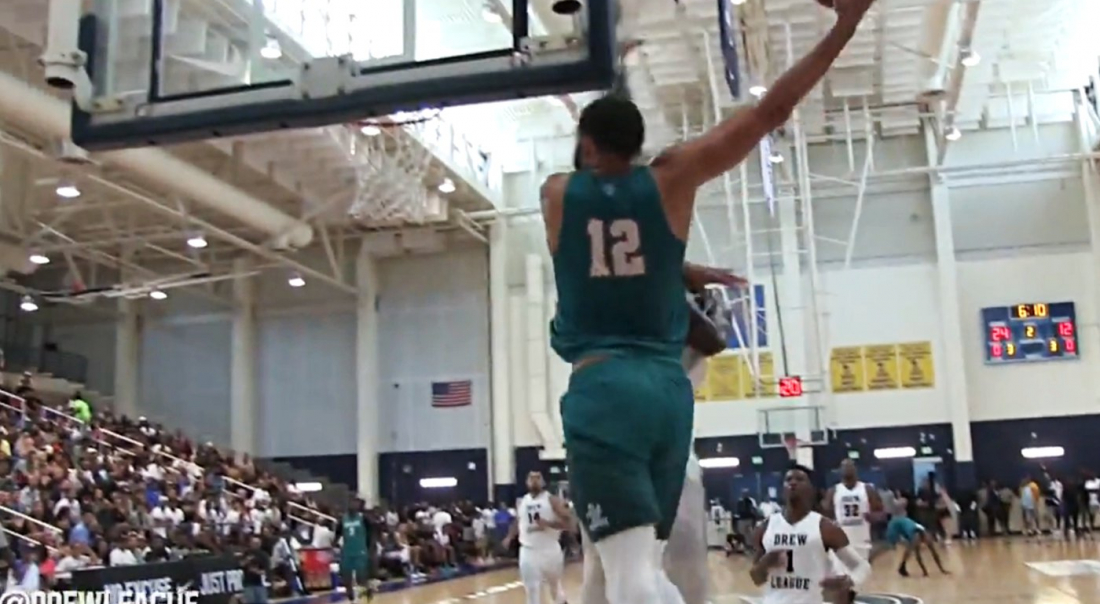 JaVale McGee écrase un dunk monstrueux à la Drew League
