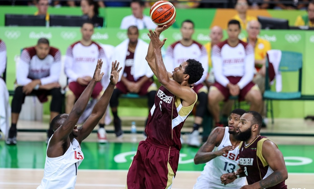 Kobe Bryant félicite son cousin John Cox pour son match contre Team USA