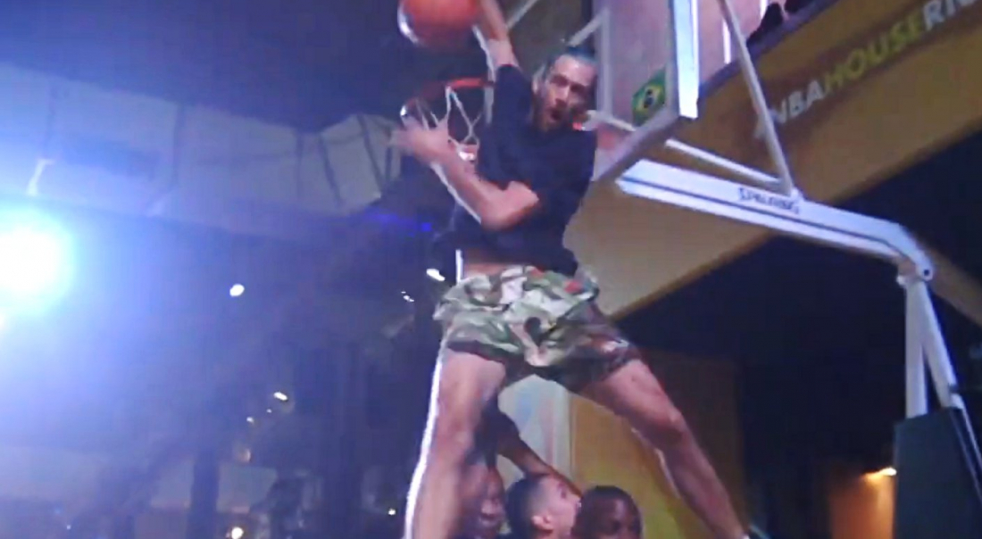 Jordan Kilganon martyrise du cercle à la NBA House de Rio