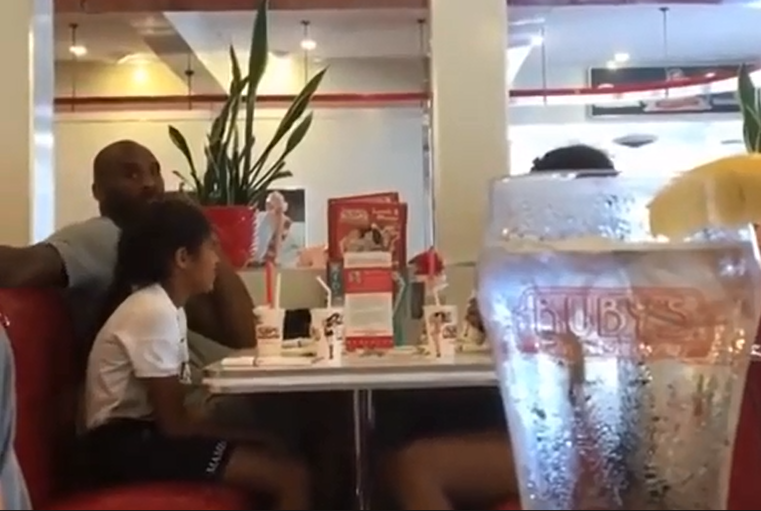 Filmé à son insu, Kobe Bryant fixe d’un œil noir un fan…