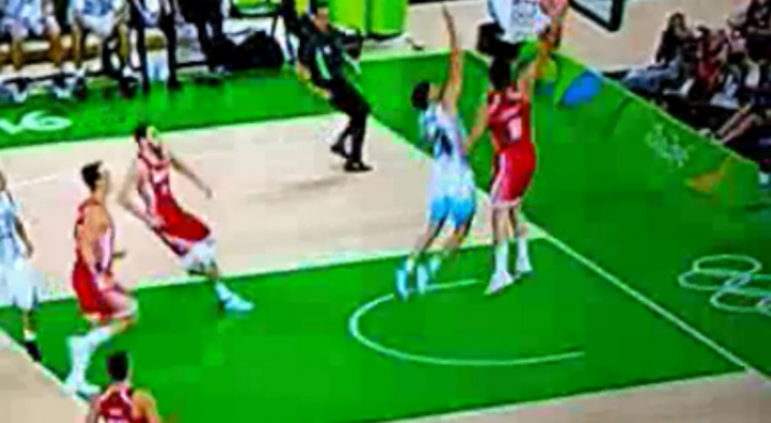 Mario Hezonja postérise Patricio Garino, le nouveau joueur des Spurs