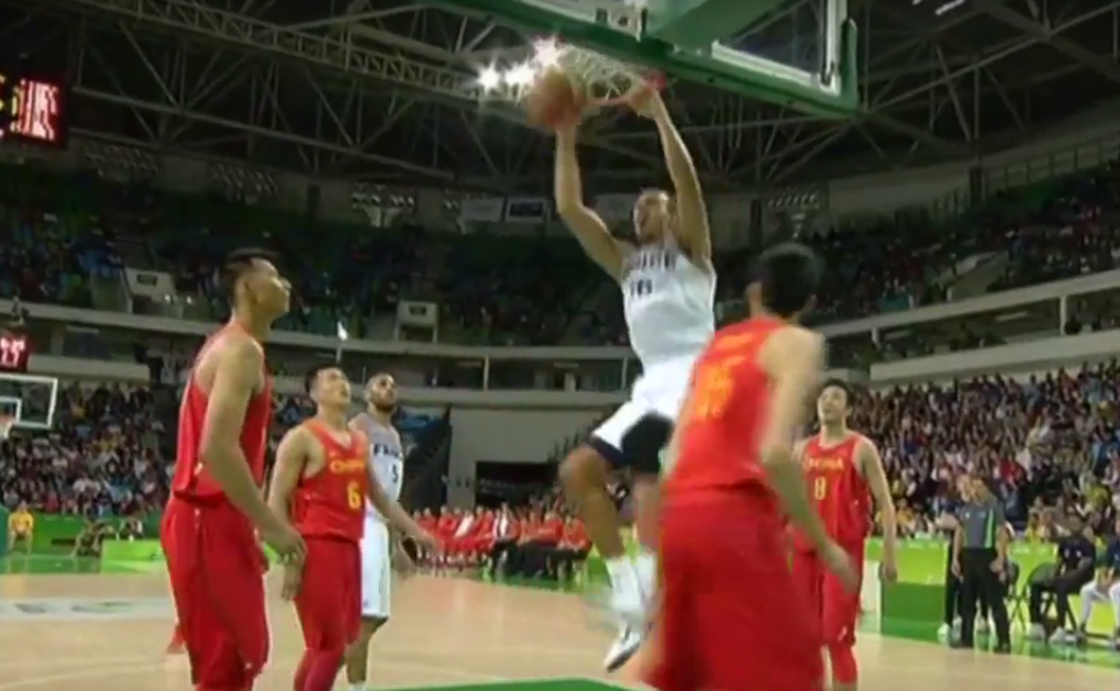 Tony Parker délivre un caviar à Rudy Gobert pour le dunk !