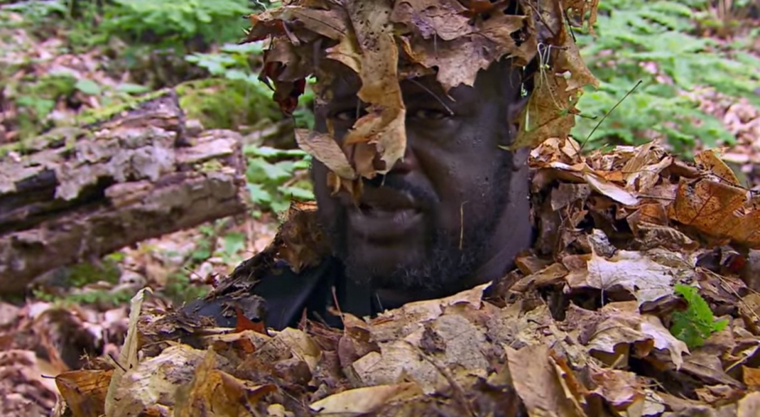 Shaquille O’neal en mode survie et camouflage intégral… sous les feuilles !