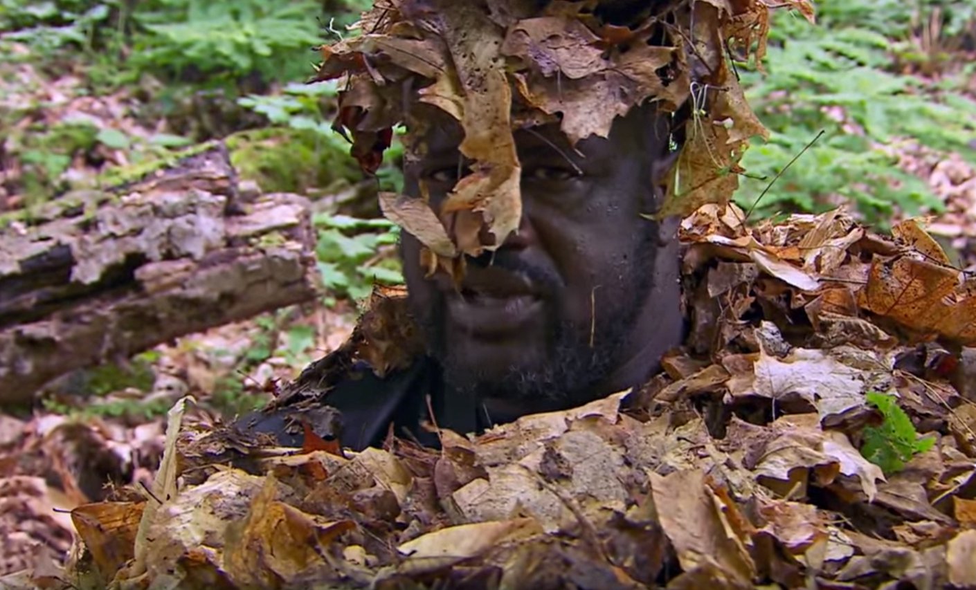 Shaquille O’neal en mode survie et camouflage intégral… sous les feuilles !