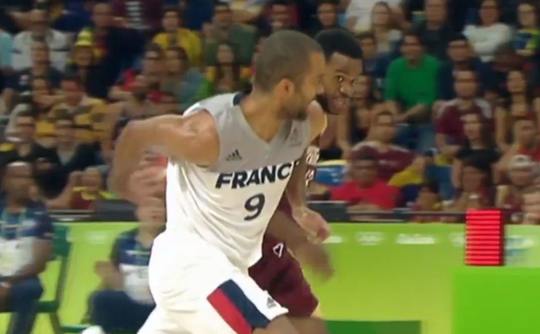 Tony Parker régale avec une magnifique passe dans le dos !