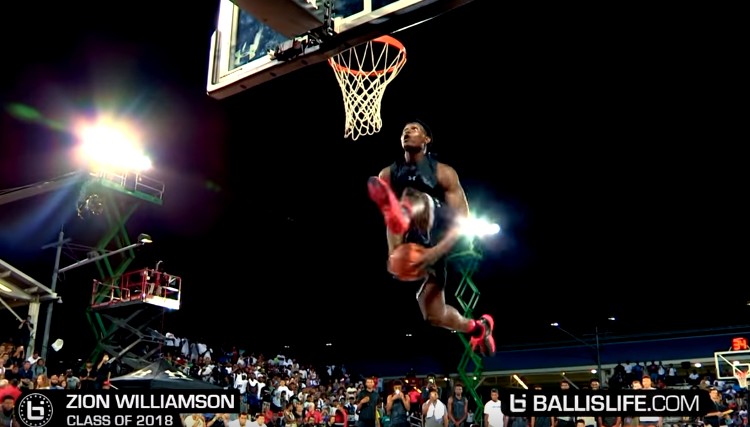 Zion Williamson imite Aaron Gordon et enflamme l’Elite 24 Dunk Contest