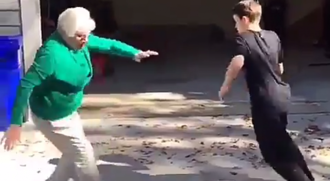 Un ado crosse salement sa grand-mère et en fait une vidéo