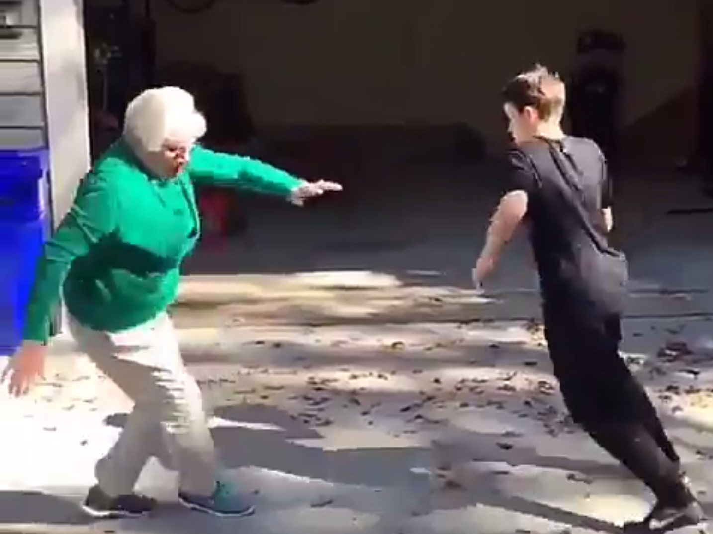 Un ado crosse salement sa grand-mère et en fait une vidéo