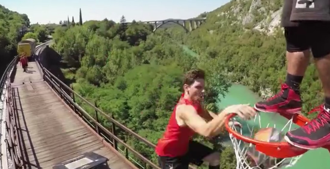 Des mecs complètement dingues tapent des dunks en trampoline… sur un train