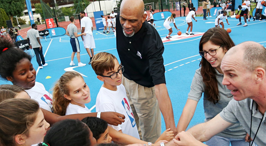 Kareem Abdul-Jabbar, Robert Horry et Ronny Turiaf inaugurent un playground à Paris