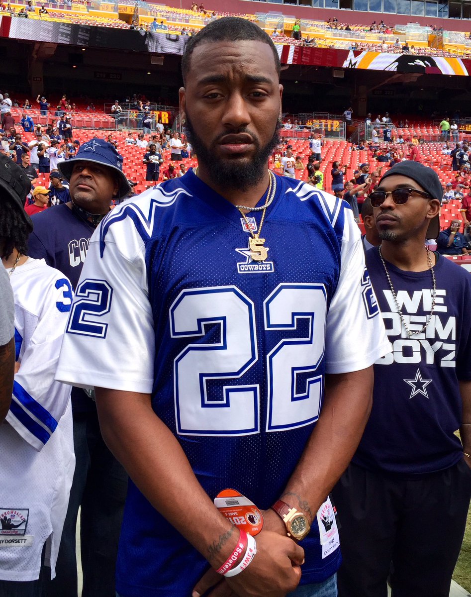 John Wall se pointe à un match de Washington avec un maillot de Dallas