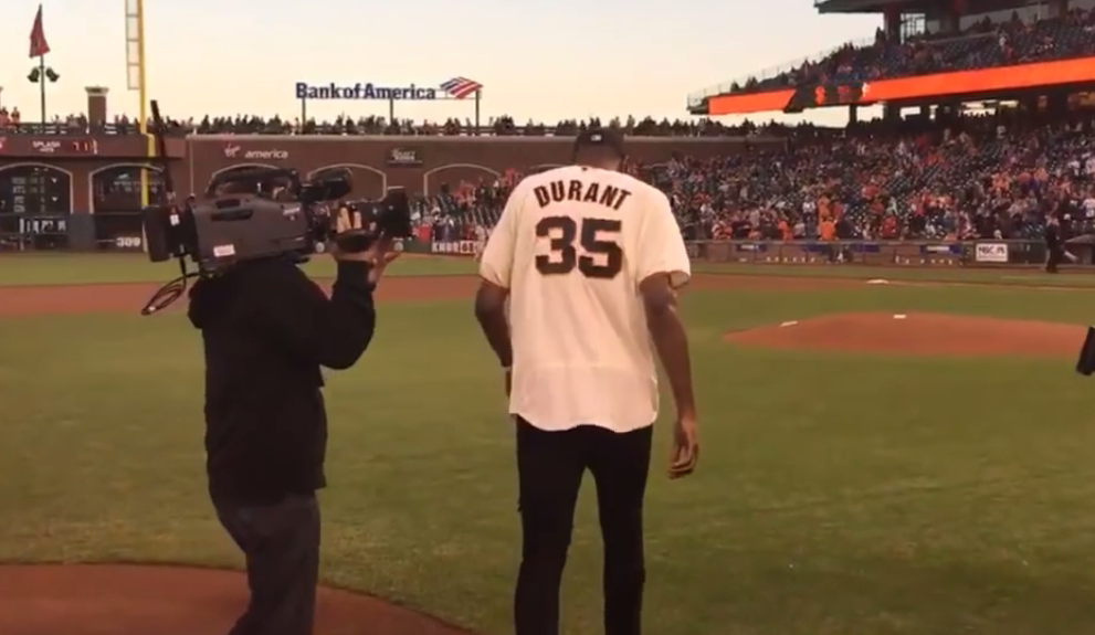 Kevin Durant lance la première balle à un match de baseball