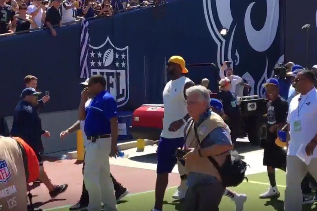 LeBron James se pointe, les fans scandent « Kobe ! »