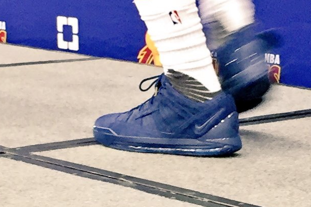 LeBron se pointe avec des LeBron 3 Low inédites lors du media day