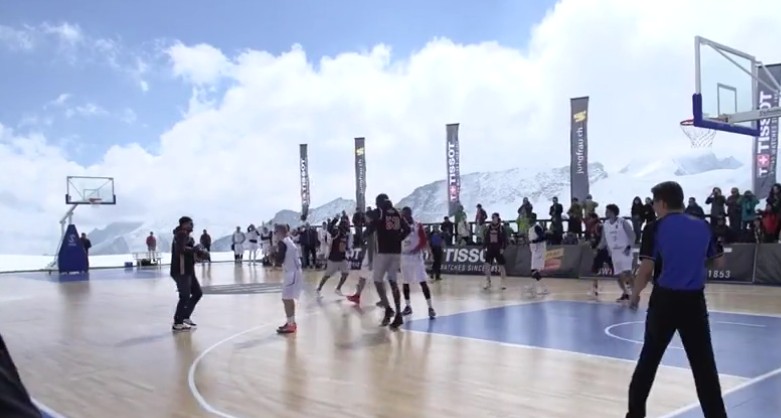 Des images spectaculaires du match de gala organisé par Parker à 3000 m d’altitude !