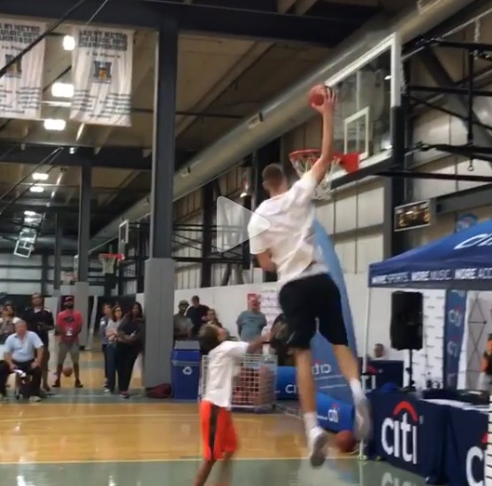 Kristaps Porzingis maltraite le petit qui avait pleuré quand les Knicks l’ont drafté