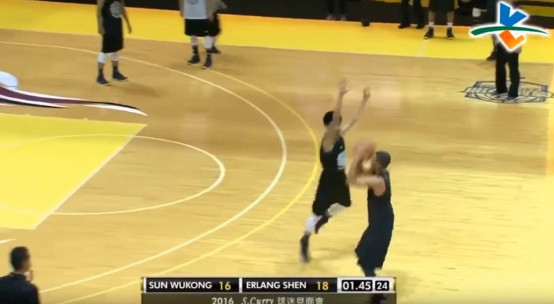 Stephen Curry contré pour la gagne par un jeune Philippin !