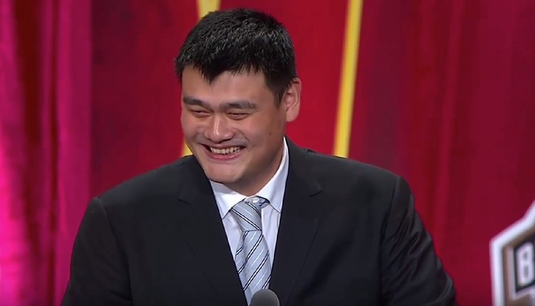 Hall Of Fame : Yao Ming rend un hommage plein d’humour à Allen Iverson