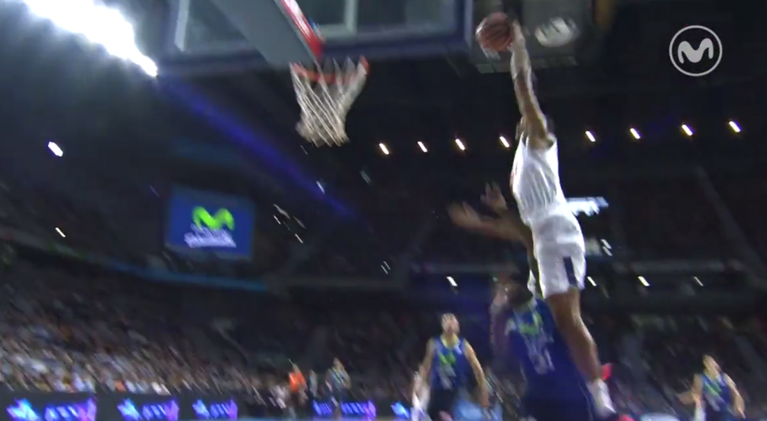 Anthony Randolph place un dunk à la Vince Carter en Espagne !