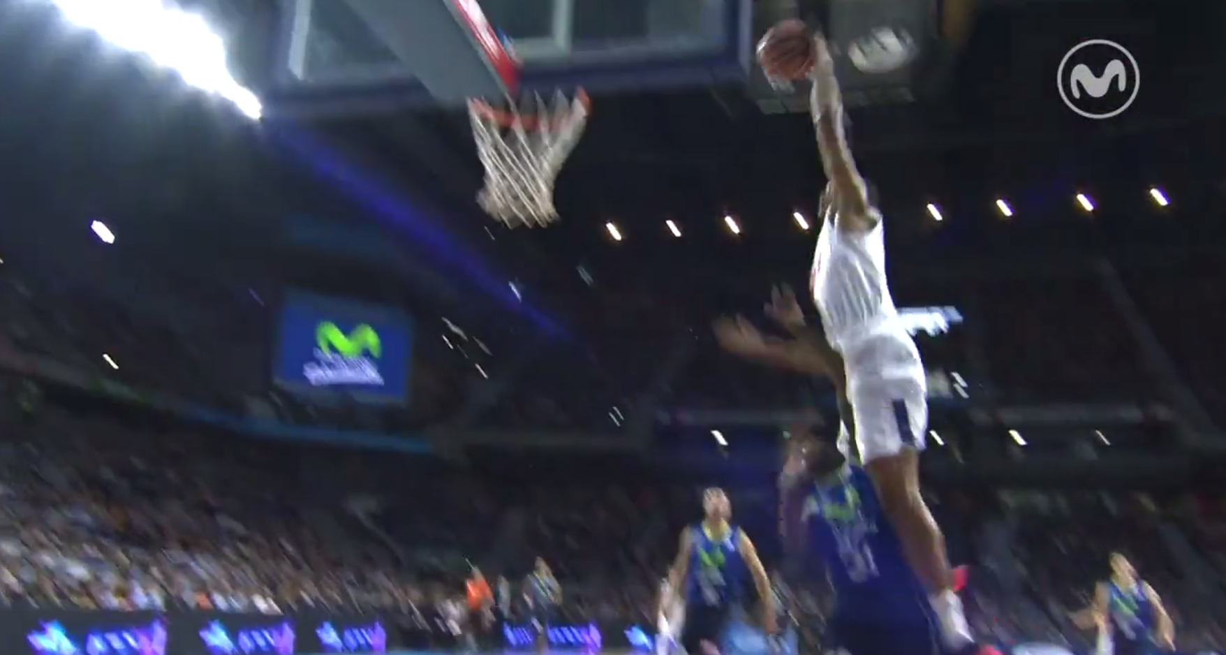 Anthony Randolph place un dunk à la Vince Carter en Espagne !