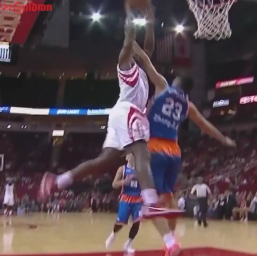 Le poster le plus méchant de la soirée pour Clint Capela