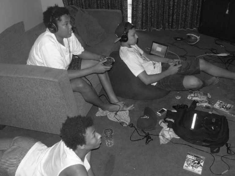 Ados fans de jeux vidéos à joueurs NBA, Exum et Simmons font tout ensemble