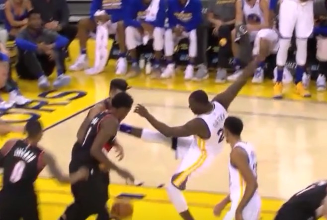 Incorrigible : Draymond Green balance un chassé à Allen Crabbe