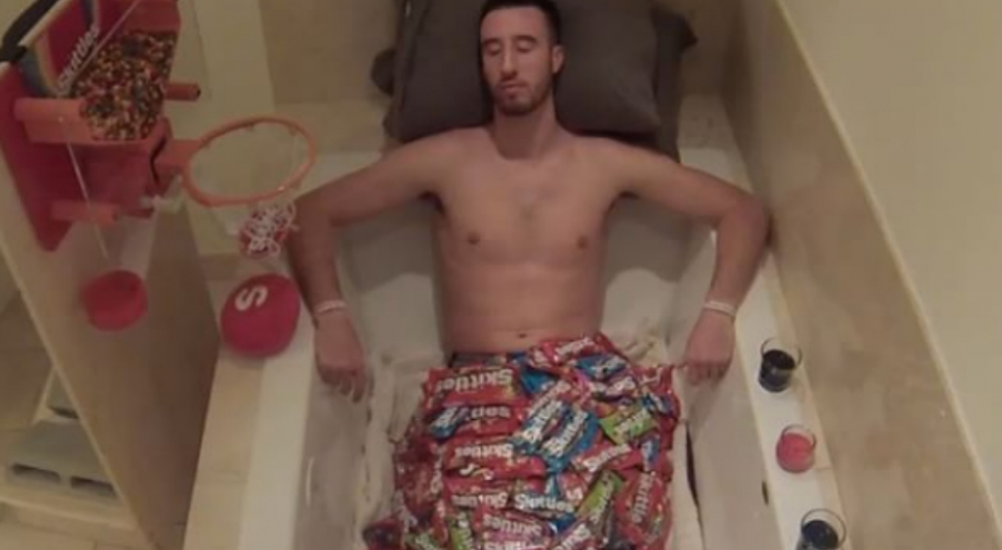 Gars louche : Frank Kaminsky prend des bains de Skittles