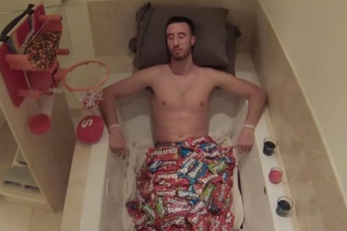 Gars louche : Frank Kaminsky prend des bains de Skittles