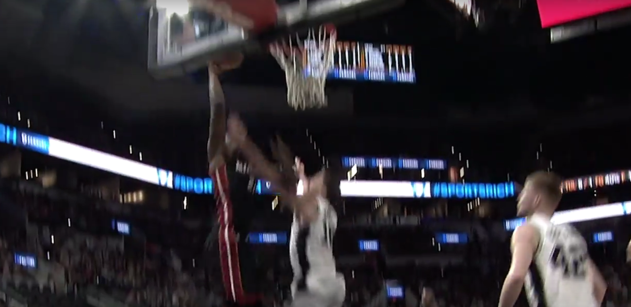 Hassan Whiteside plante un dunk sur la tête de Pau Gasol !