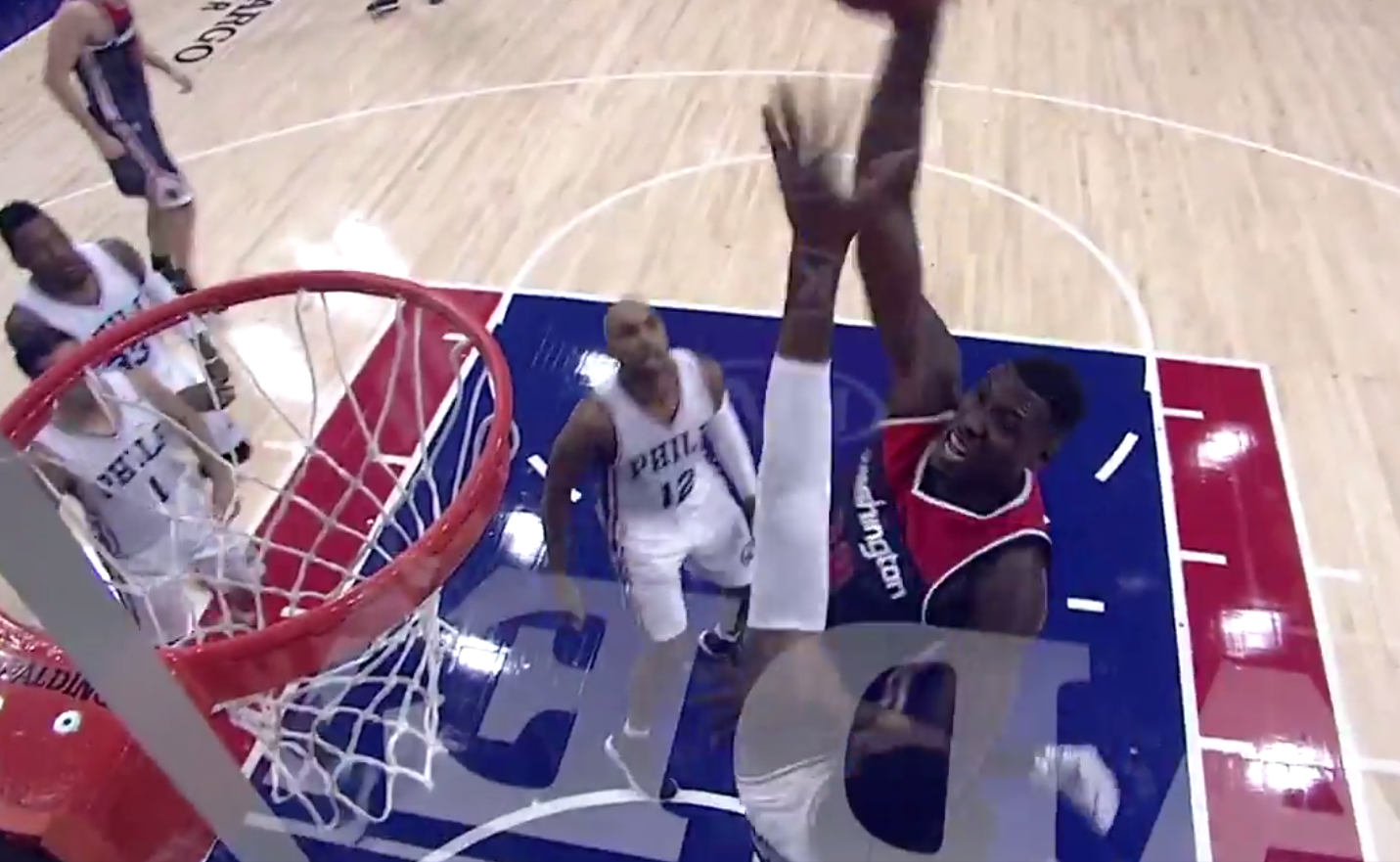 Ian Mahinmi monte au dunk sur Joël Embiid !