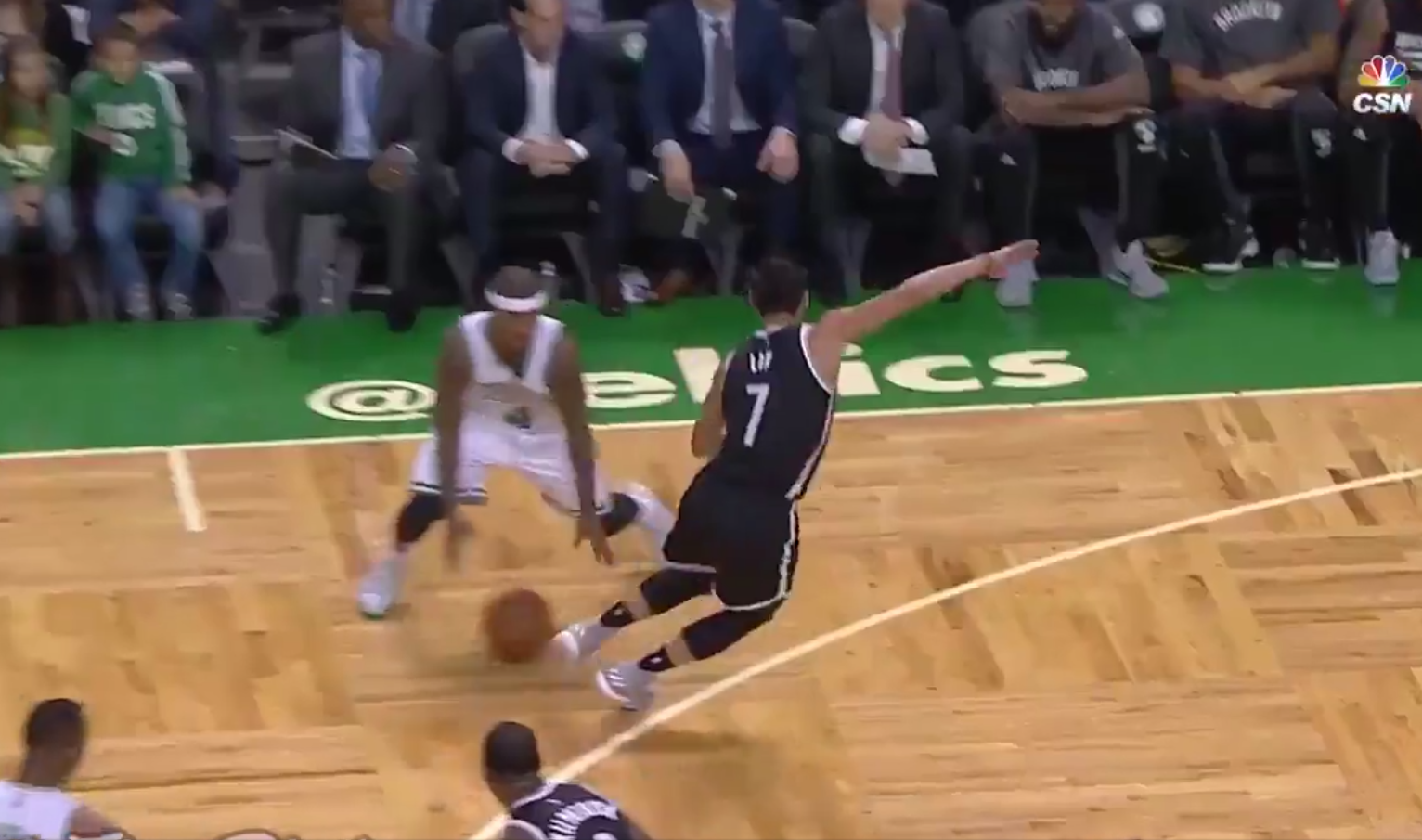 Isaiah Thomas feinte méchamment Jeremy Lin