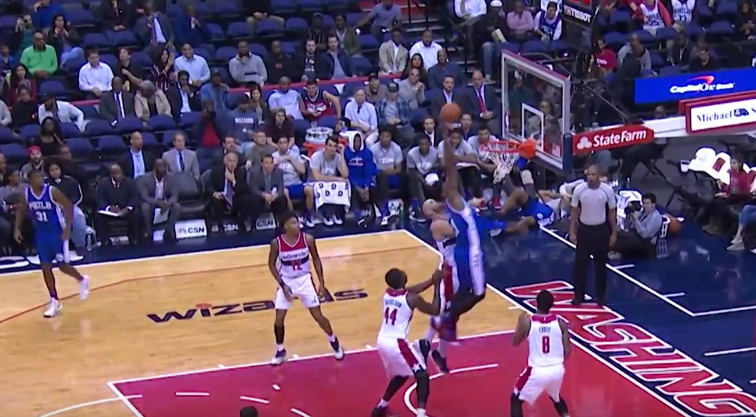 Joel Embiid colle une claquette dunk sur Marcin Gortat !