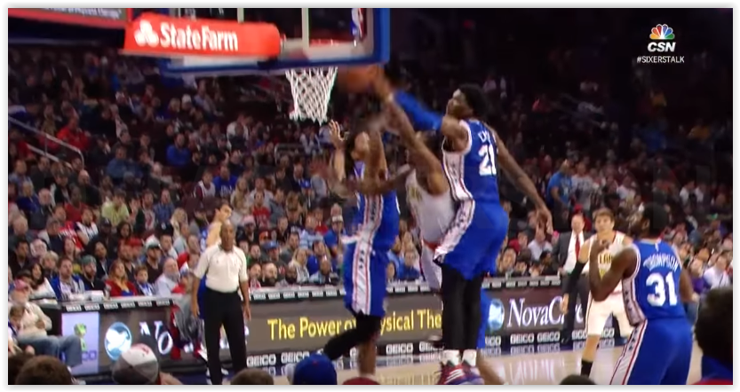 Dwight Howard ne respecte pas Joel Embiid, le rookie lui fait payer