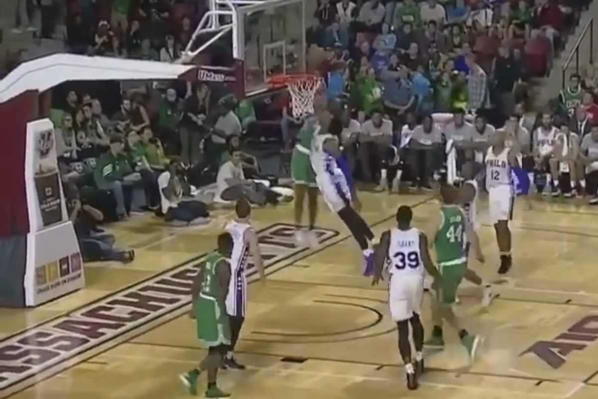 Joël Embiid met un contre terrible à Jaylen Brown