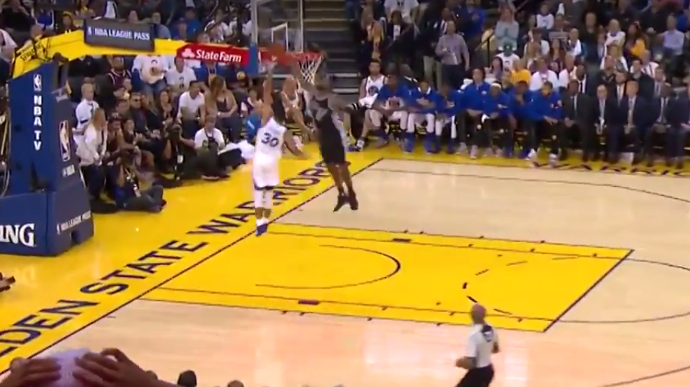 Jonathon Simmons met un stop à Stephen Curry !