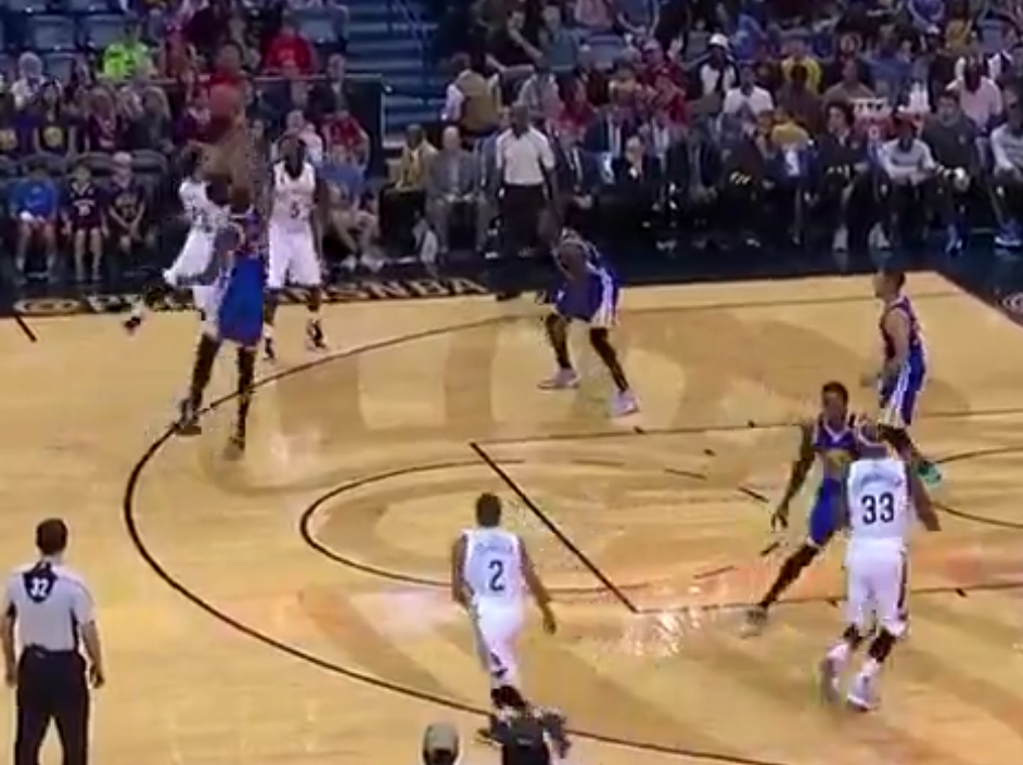 Kevin Durant bashe Anthony Davis et file au panier