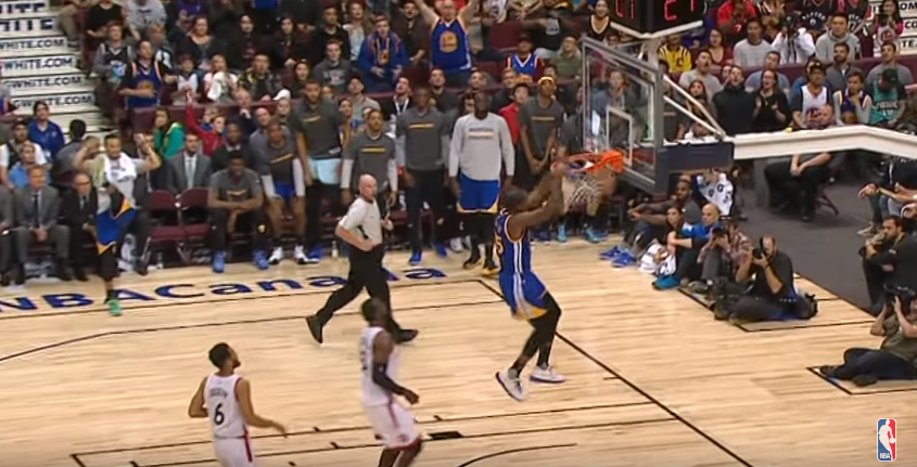 Un gros dunk à deux mains, le premier panier de Kevin Durant aux Warriors