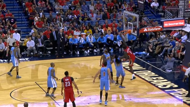 Poster : Lance Stephenson grimpe sur Kenneth Faried