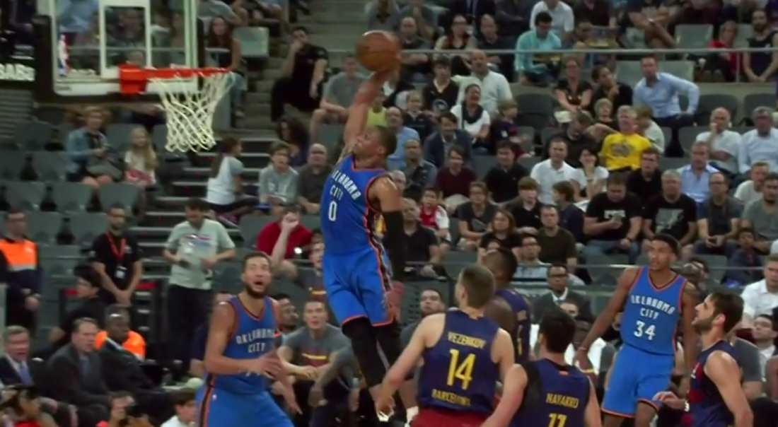 Russell Westbrook claque un dunk surpuissant contre le Barça