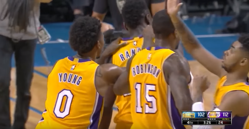 D’Angelo Russell se checke tout seul après s’être mangé un vent