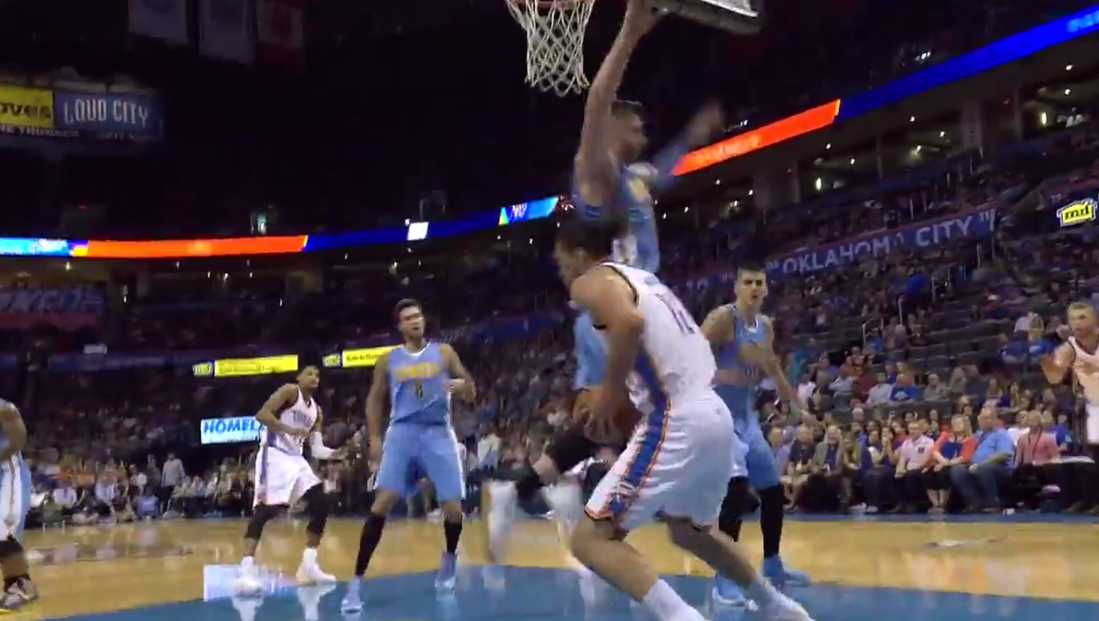 Steven Adams sort une feinte de grand-père pour enrhumer Nurkic