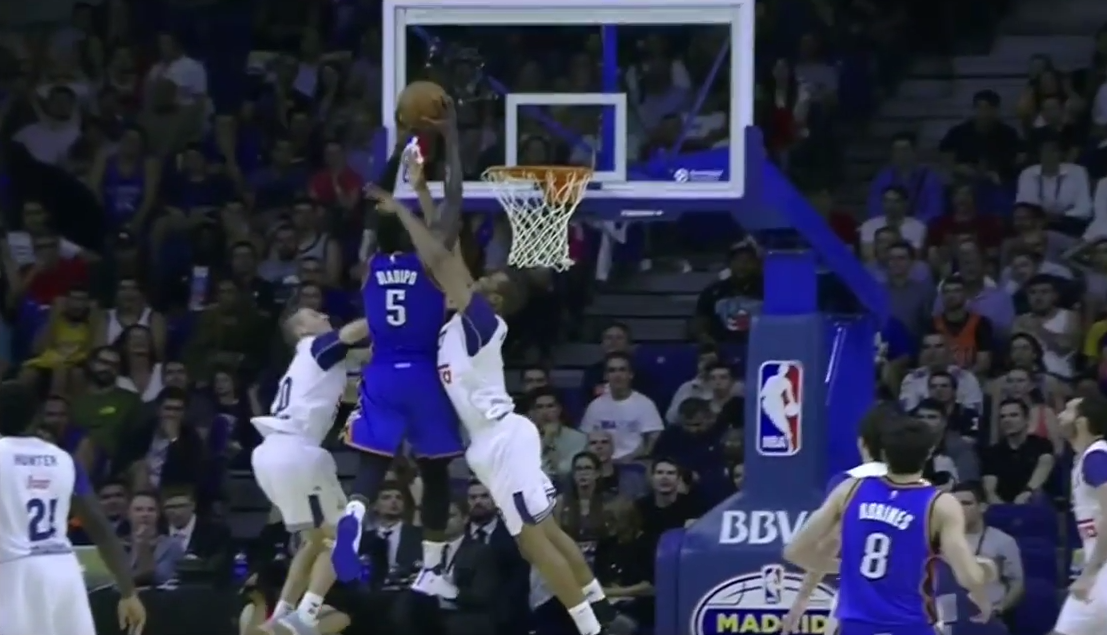 Victor Oladipo postérise violemment deux joueurs du Real