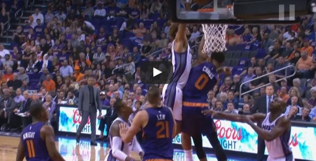 L’énorme poster de Willy Cauley-Stein sur Marquese Chriss