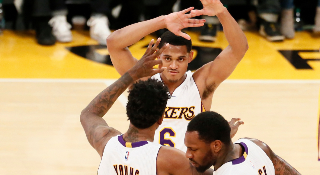 Après sa promesse, Jim Buss commence à retourner sa veste aux Lakers…