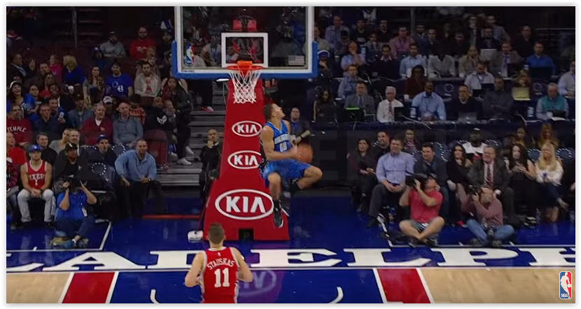 Aaron Gordon claque un 360 terrible en plein match !