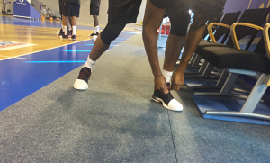 La Harden Vol.1 aux pieds d'un jeune basketteur de l'INSEP.